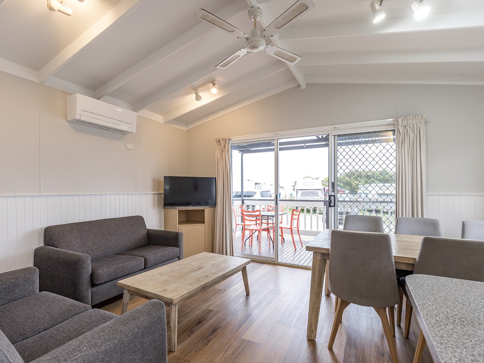 Pelican Cabin |  Lounge & Dining