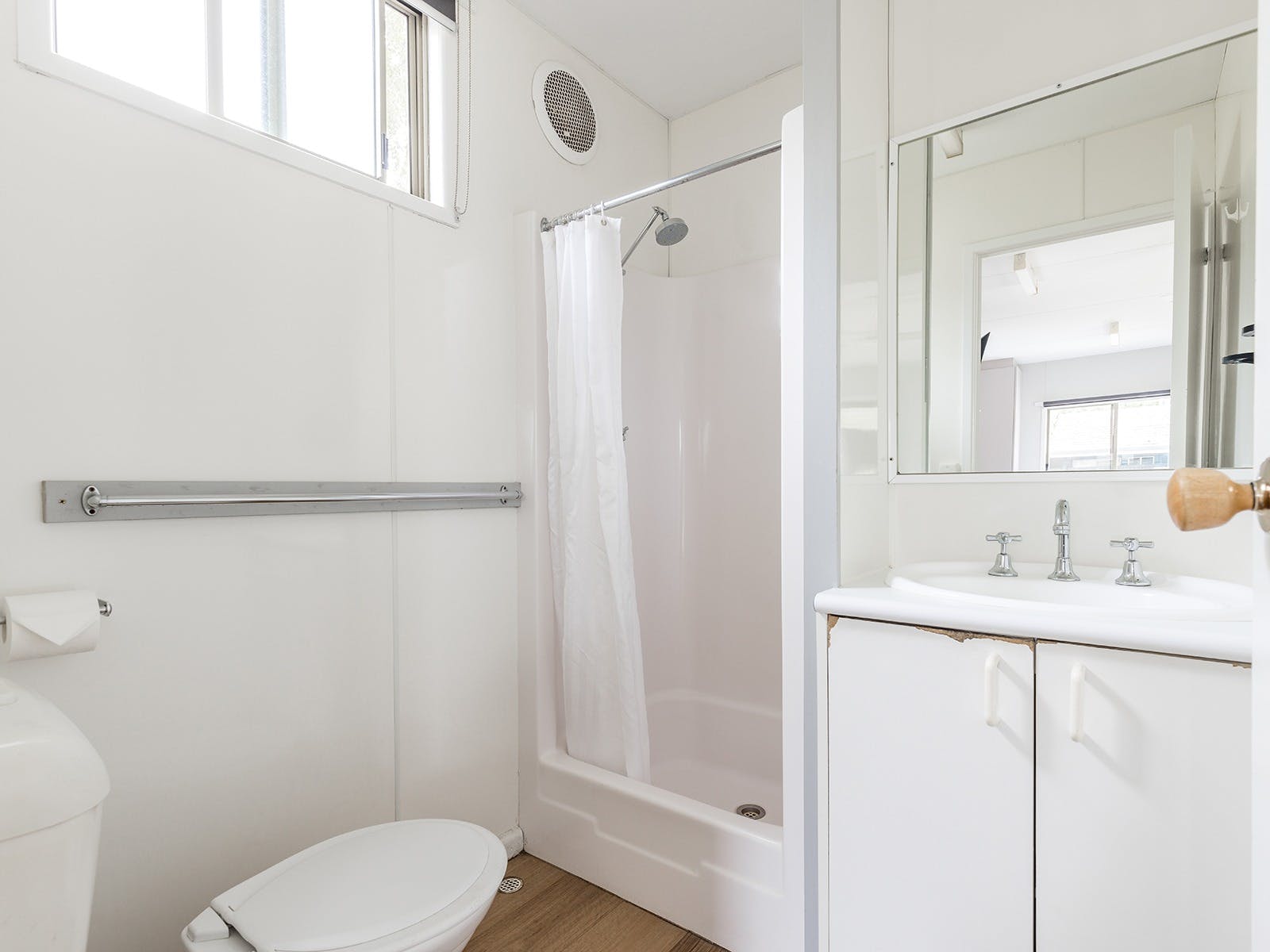 Ibis Cabin | Bathroom