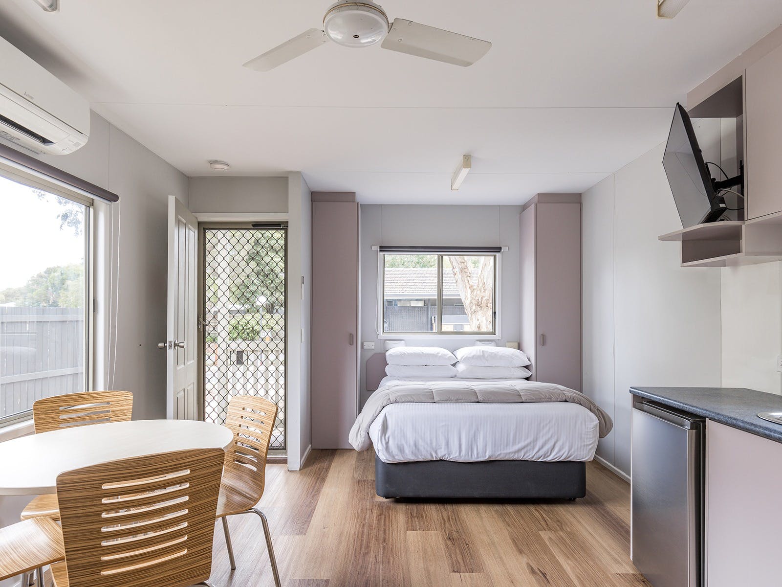 Ibis Cabin | Bedroom and Dining