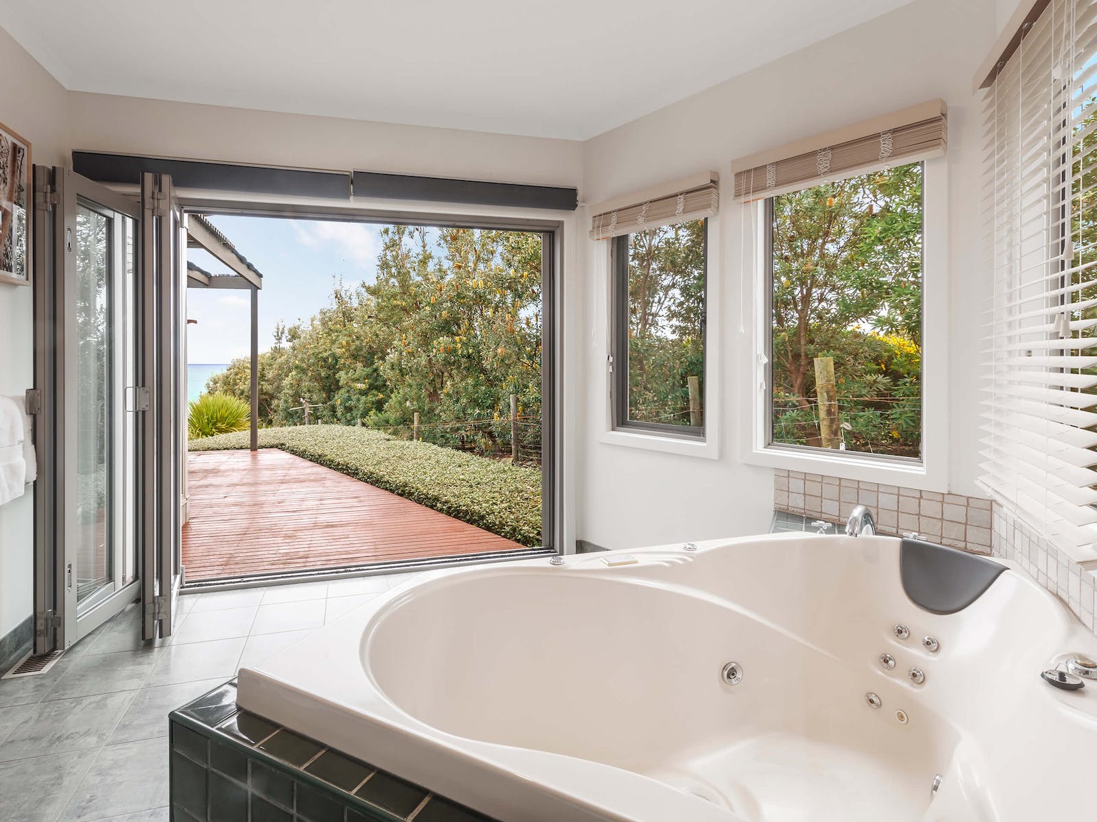 Luxury Garden Villa Spa Bath