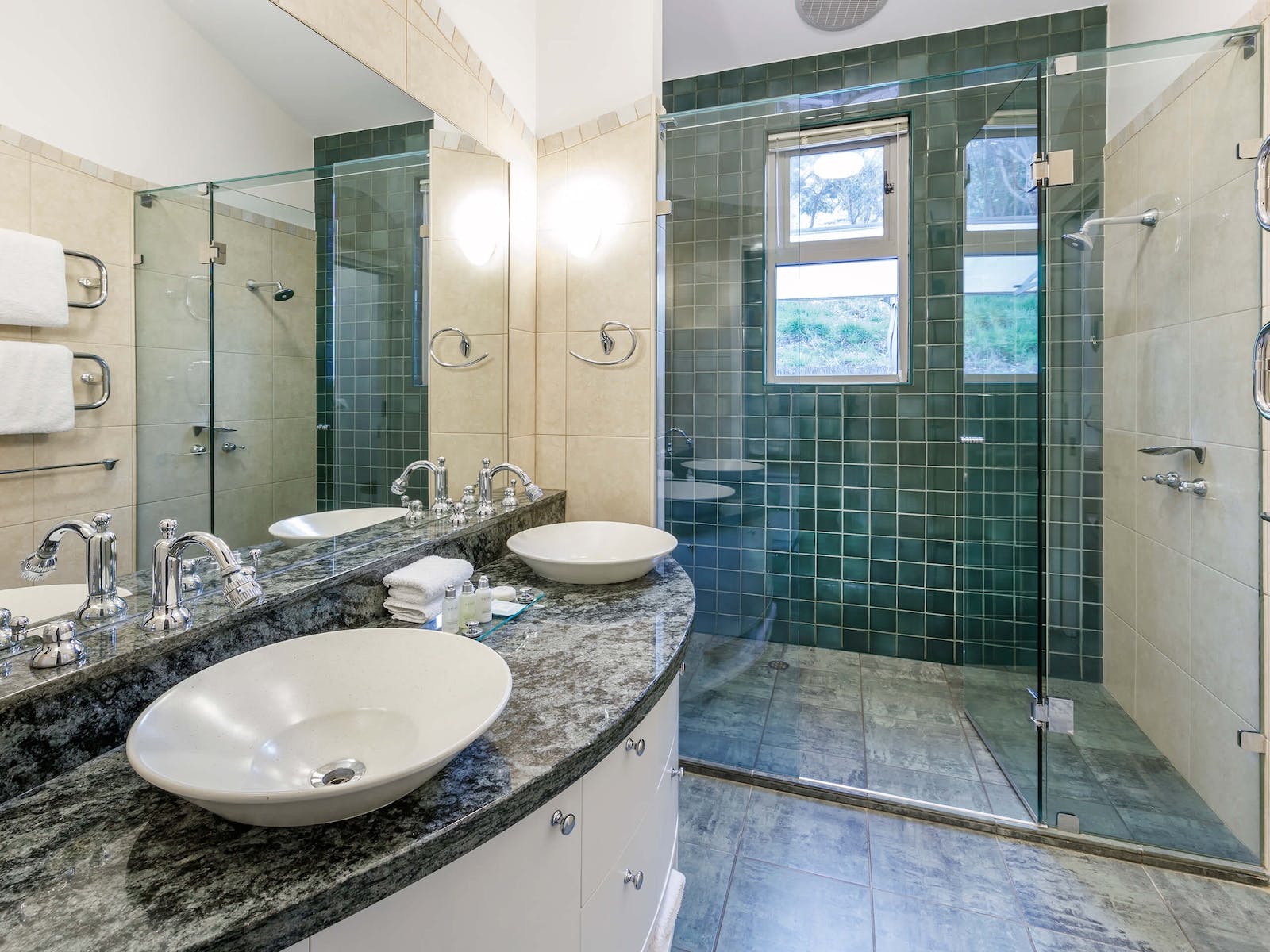 Luxury Garden Villa Main Ensuite Bathroom